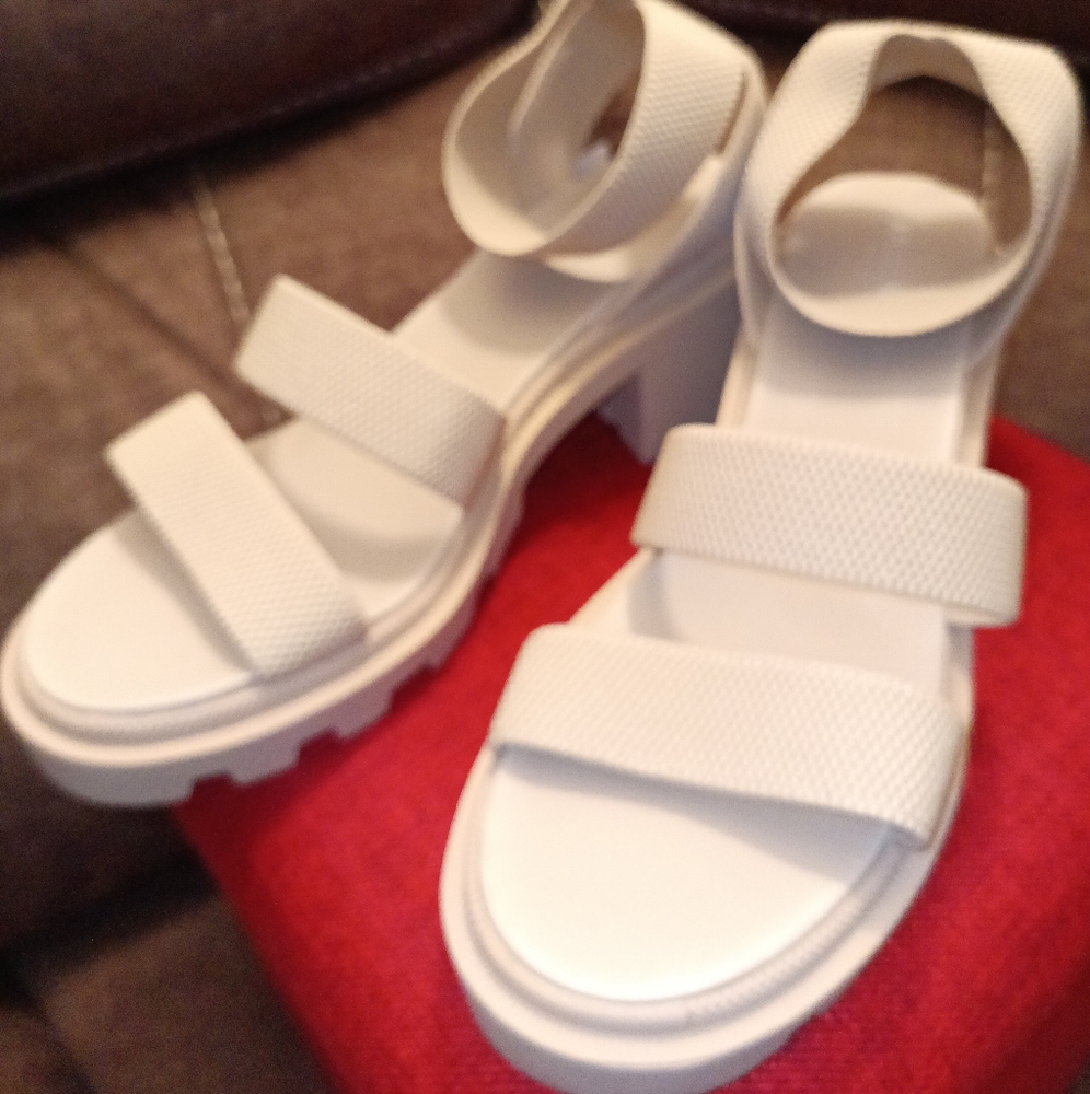 Arizona Tan Sandals Size 11